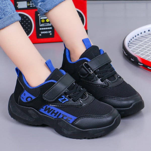 Tavaszi gyerek tornacipő matricával és feliratokkal fiúknak