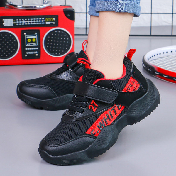 Tavaszi gyerek tornacipő matricával és feliratokkal fiúknak