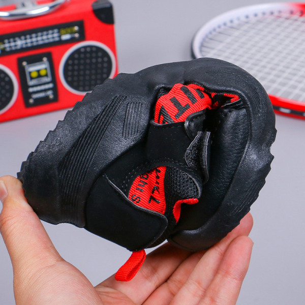 Tavaszi gyerek tornacipő matricával és feliratokkal fiúknak