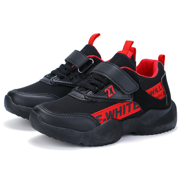 Tavaszi gyerek tornacipő matricával és feliratokkal fiúknak