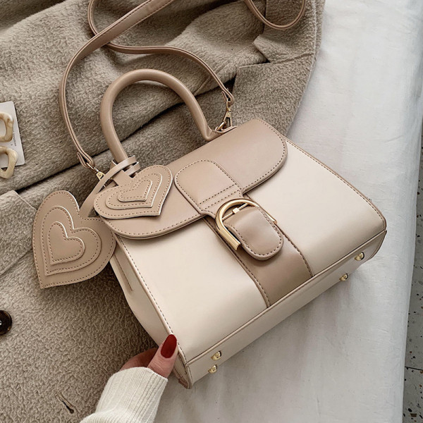 Öko bőrből készült modern női táska csattal és két füllel