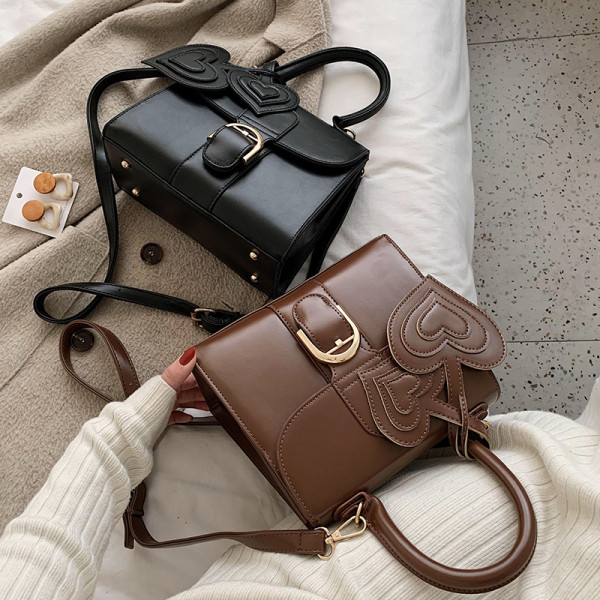 Öko bőrből készült modern női táska csattal és két füllel