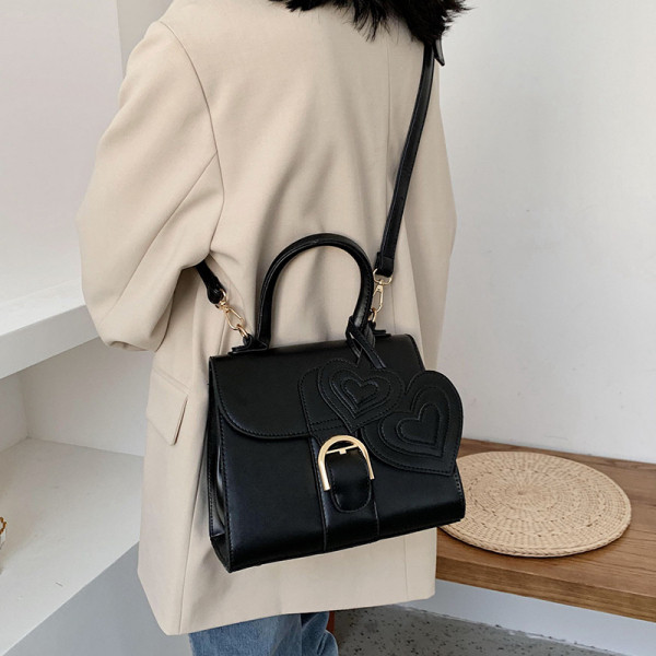 Öko bőrből készült modern női táska csattal és két füllel