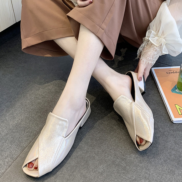 Model nou de papuci de dama cu talpa plata si efect stralucitor