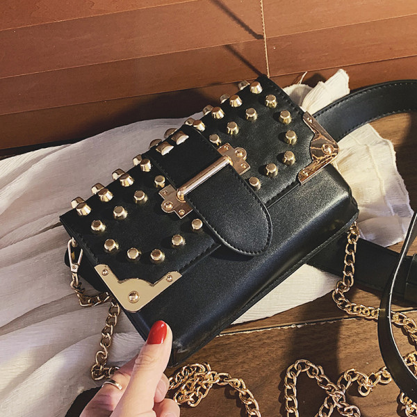 Műbőr női táska fém lyukakkal és csattal