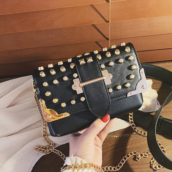 Műbőr női táska fém lyukakkal és csattal