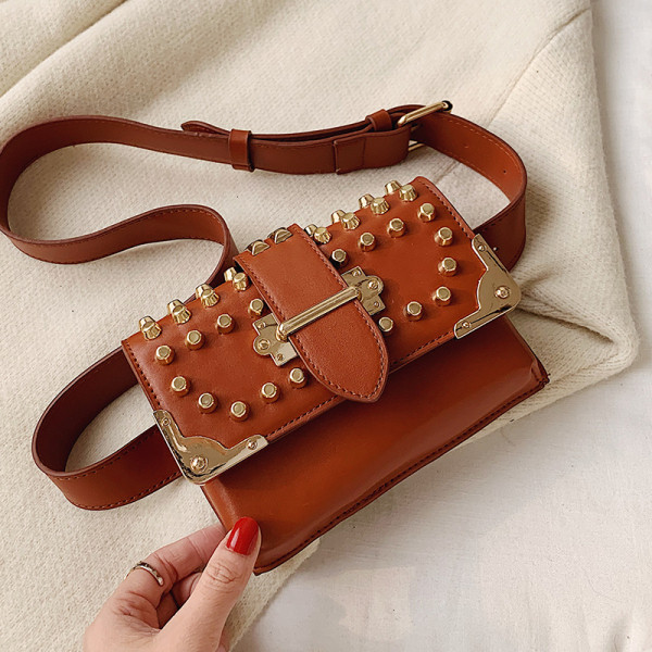 Műbőr női táska fém lyukakkal és csattal