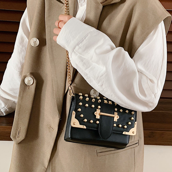 Műbőr női táska fém lyukakkal és csattal