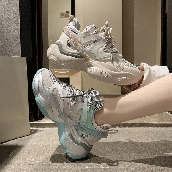 Aktuális női tavaszi tornacipő érdes talppal, fényes hatással