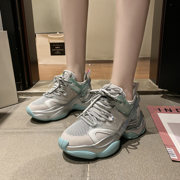 Aktuális női tavaszi tornacipő érdes talppal, fényes hatással