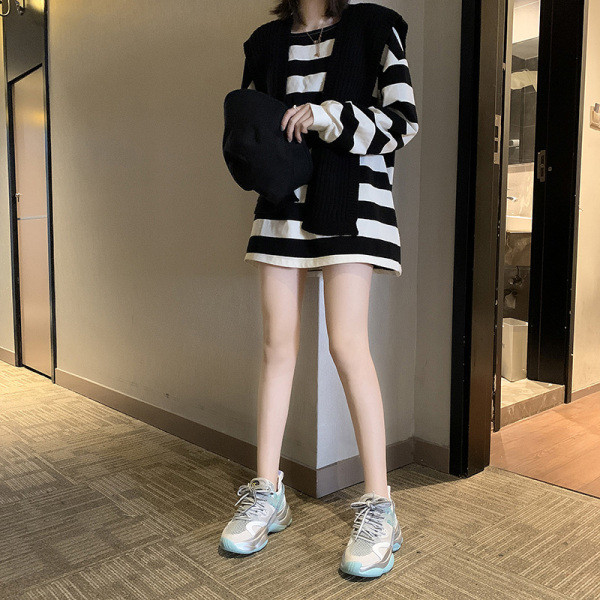 Aktuális női tavaszi tornacipő érdes talppal, fényes hatással