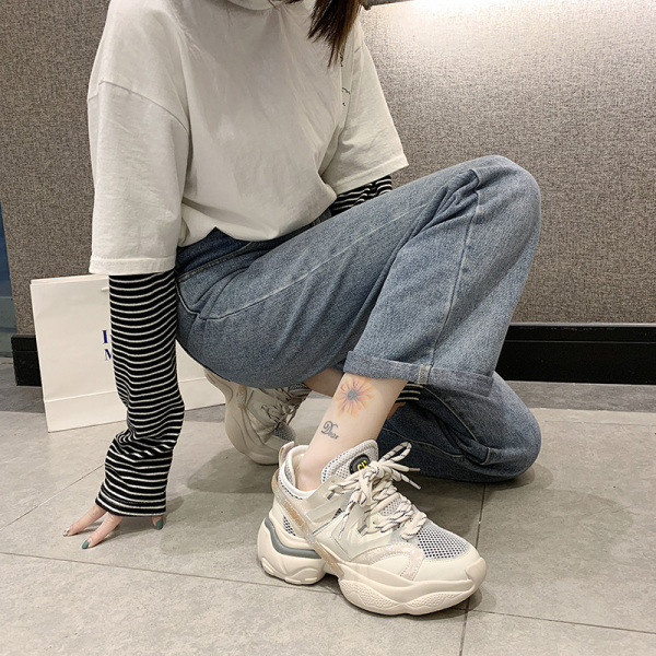 Aktuális női tavaszi tornacipő érdes talppal, fényes hatással