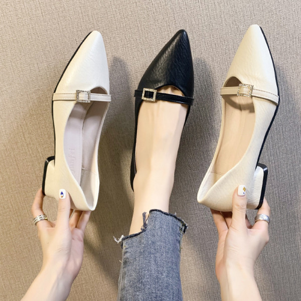 Női alkalmi hegyes cipő csattal és alacsony sarkú