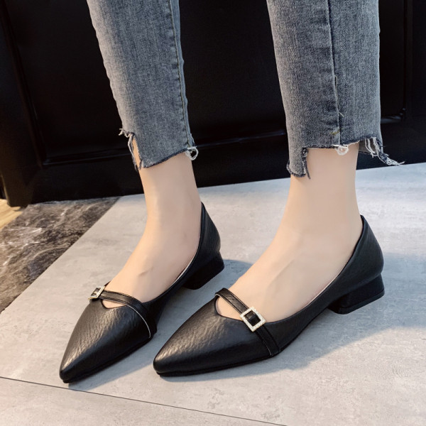 Női alkalmi hegyes cipő csattal és alacsony sarkú