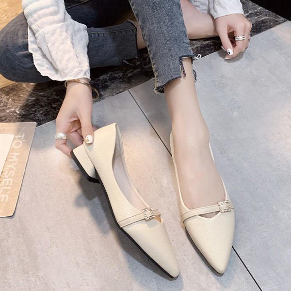 Női alkalmi hegyes cipő csattal és alacsony sarkú
