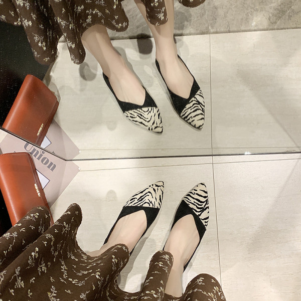 Női alkalmi hegyes mokaszinok öko velúrból, lapos talppal