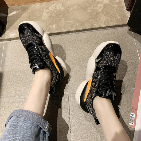 Csillogó hatású, durva talpú alkalmi női tavaszi tornacipő