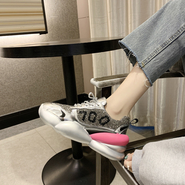 Csillogó hatású, durva talpú alkalmi női tavaszi tornacipő