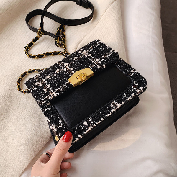 Női négyszögletes táska fém csattal és hosszú fogantyúval