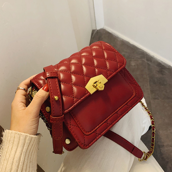 Női négyszögletes táska fém csattal és hosszú fogantyúval