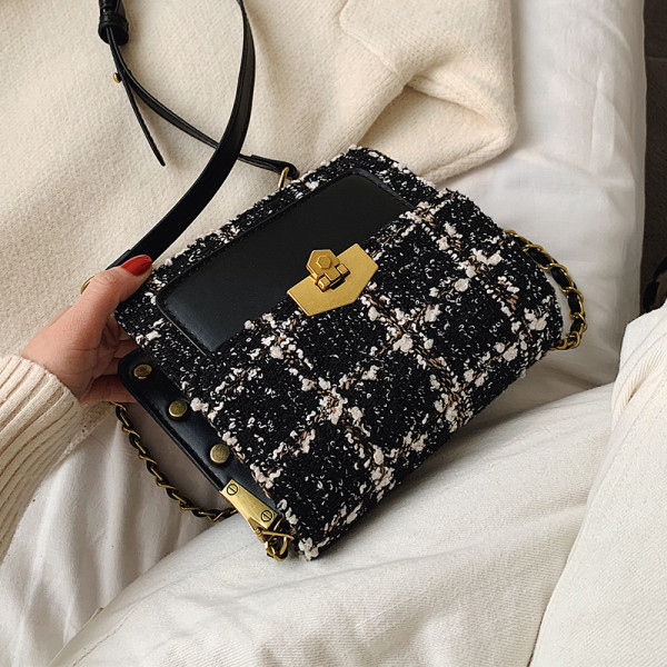 Női négyszögletes táska fém csattal és hosszú fogantyúval