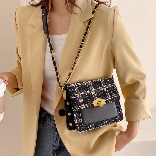 Női négyszögletes táska fém csattal és hosszú fogantyúval