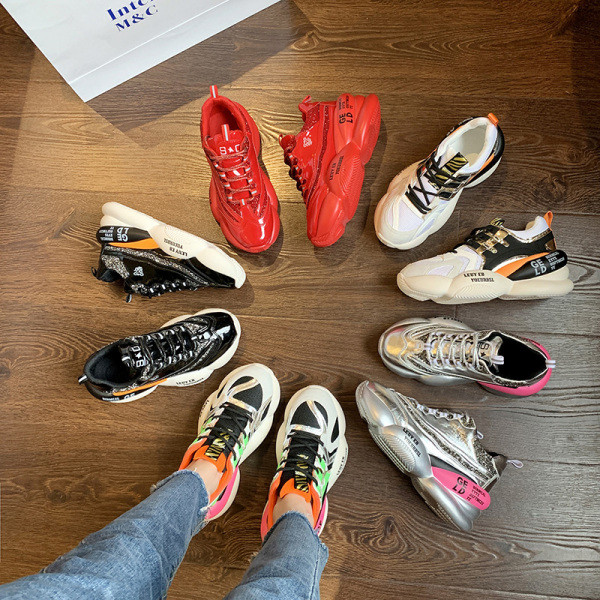 Tavaszi női színes tornacipő érdes talppal, fényes hatással