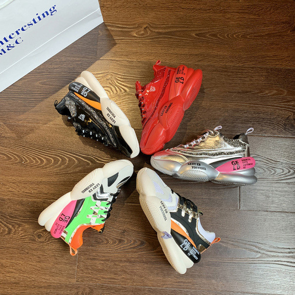 Tavaszi női színes tornacipő érdes talppal, fényes hatással