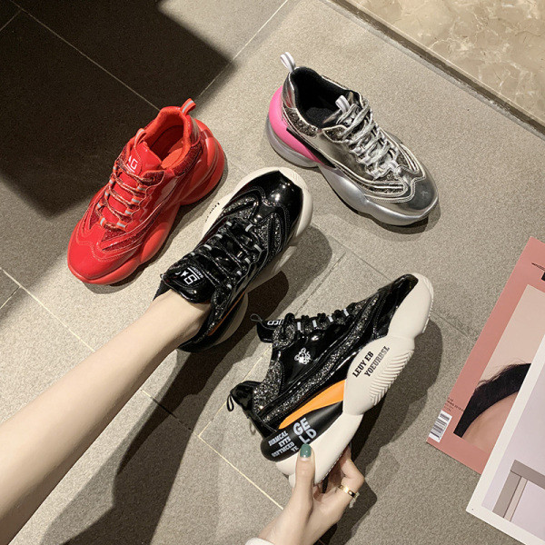 Tavaszi női színes tornacipő érdes talppal, fényes hatással