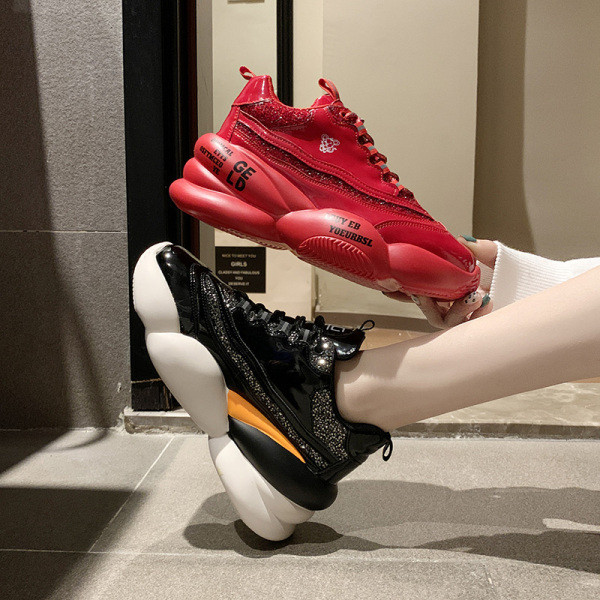 Tavaszi női színes tornacipő érdes talppal, fényes hatással