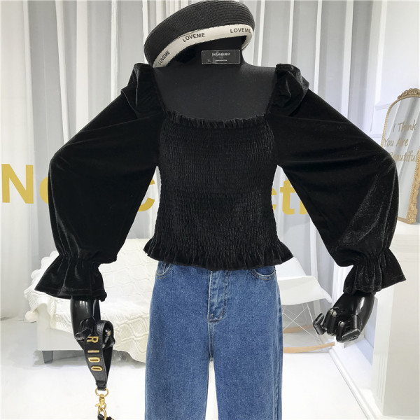 Elastne naiste sametpluus kandilise kaelusega ja laiade varrukatega