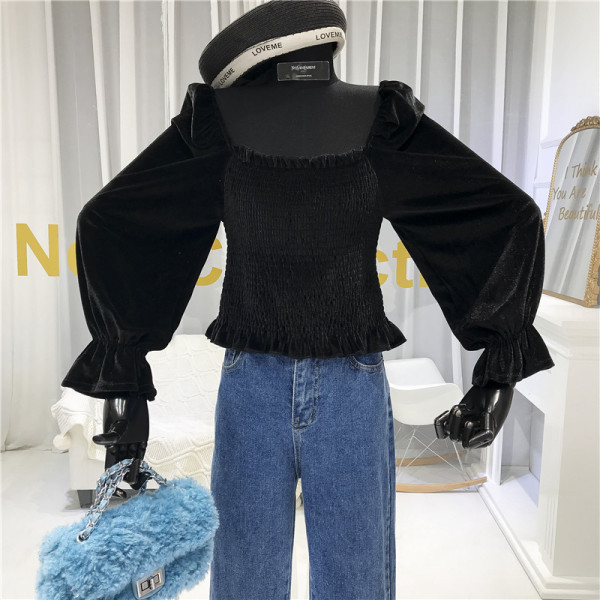 Elastne naiste sametpluus kandilise kaelusega ja laiade varrukatega