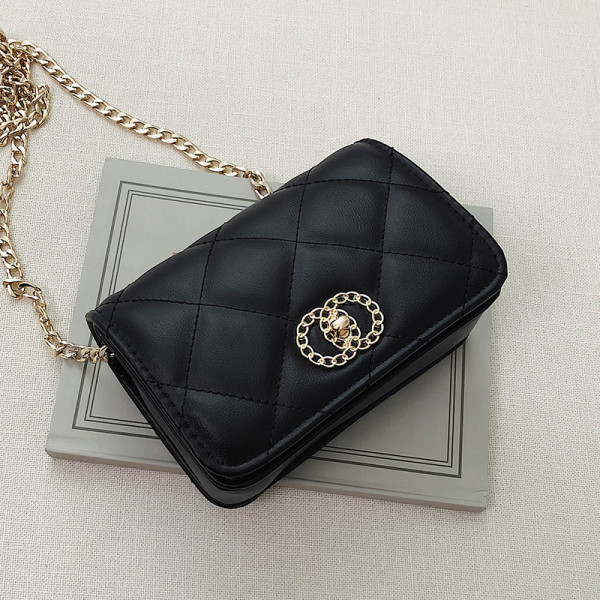 Női bőr táska fém elemmel