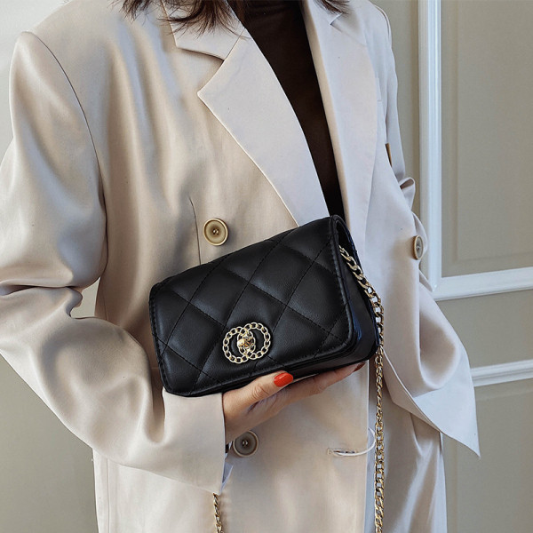 Női bőr táska fém elemmel