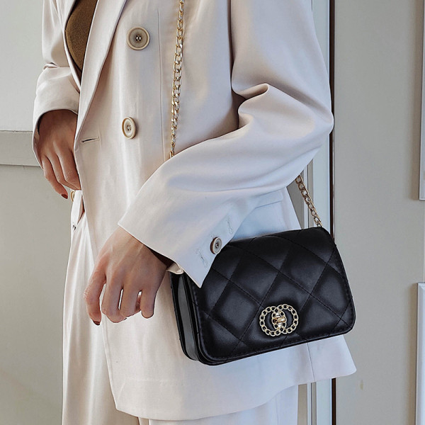 Női bőr táska fém elemmel