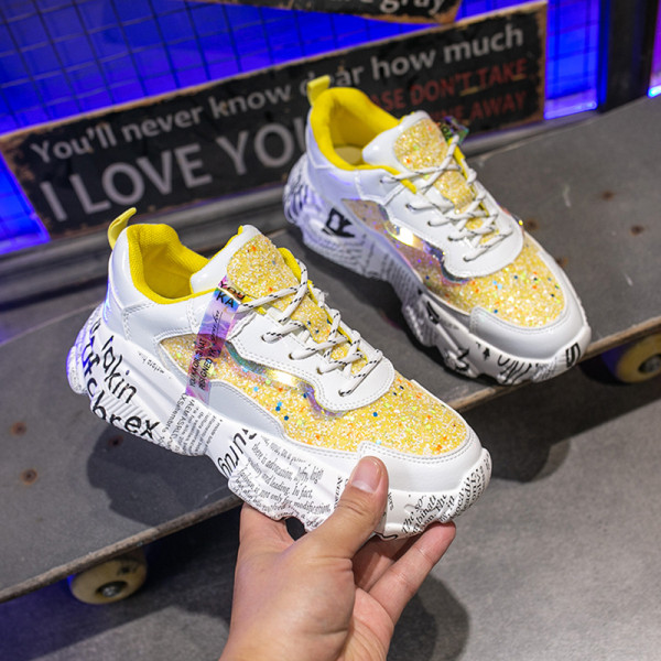 Modern női tornacipő magas durva talppal, öko bőrből