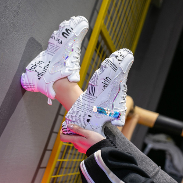 Modern női tornacipő magas durva talppal, öko bőrből