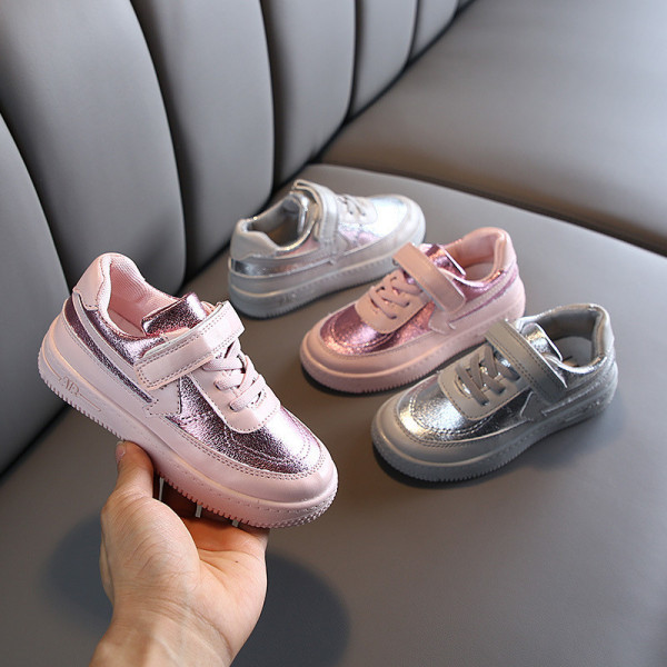 Modern, fényes hatású gyerekcipő lányoknak