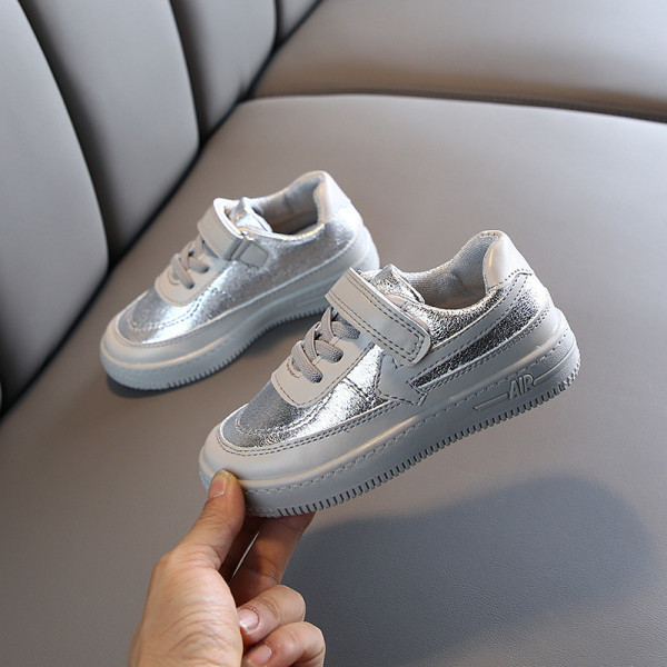 Modern, fényes hatású gyerekcipő lányoknak