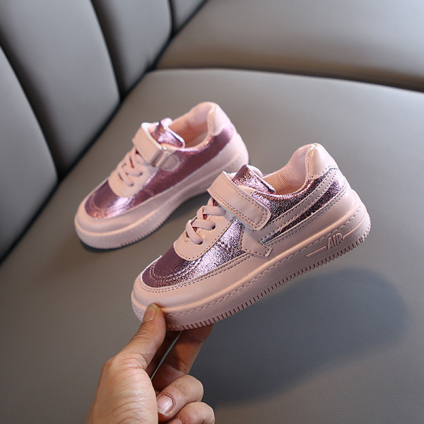 Modern, fényes hatású gyerekcipő lányoknak