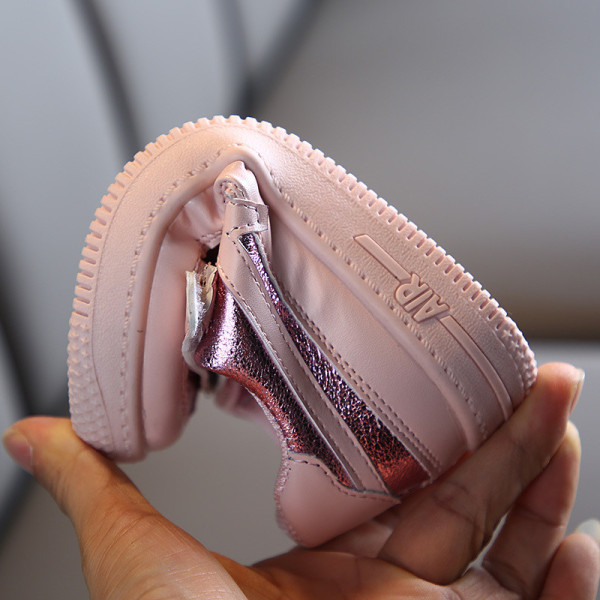 Modern, fényes hatású gyerekcipő lányoknak