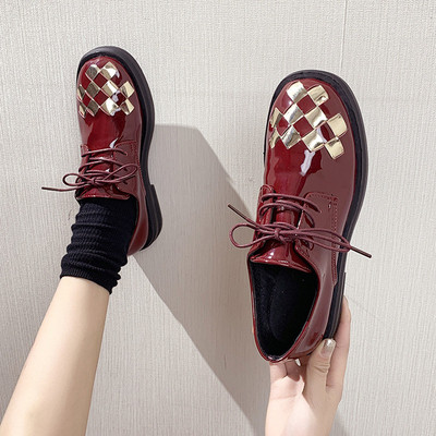 Alkalmi női bőrcipő fűzős fényes díszítéssel