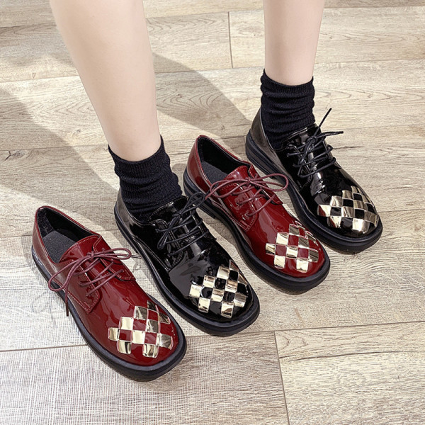 Alkalmi női bőrcipő fűzős fényes díszítéssel