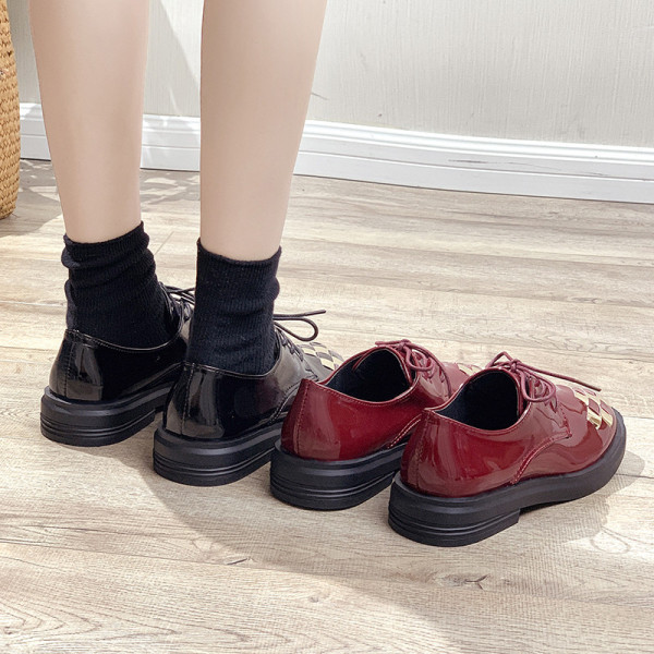 Alkalmi női bőrcipő fűzős fényes díszítéssel