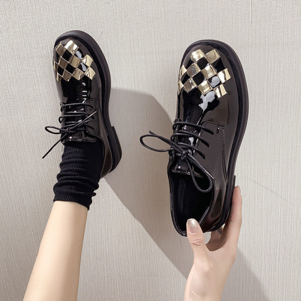 Alkalmi női bőrcipő fűzős fényes díszítéssel