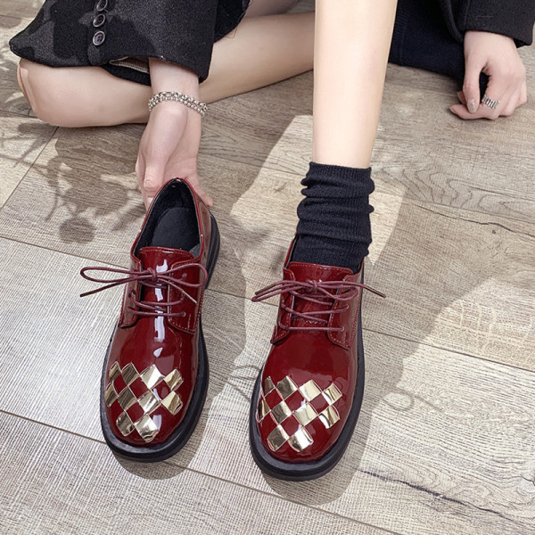 Alkalmi női bőrcipő fűzős fényes díszítéssel