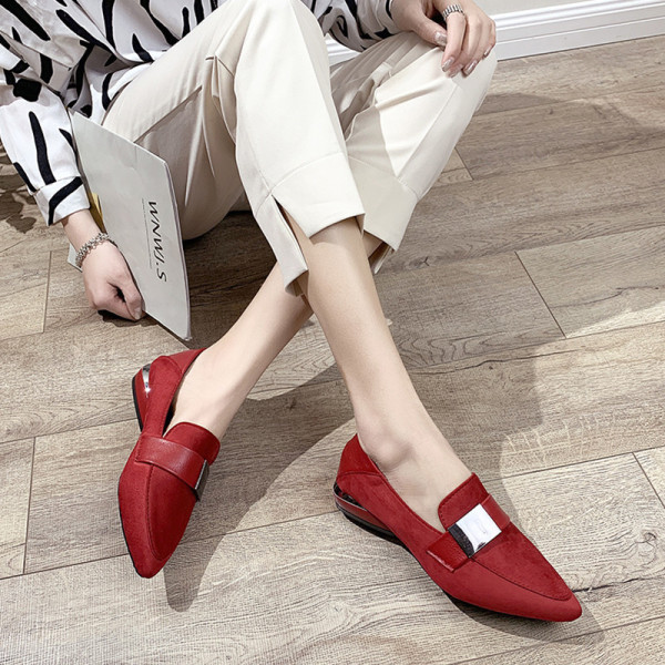 Modern lezser hegyes mokaszinok öko velúrból és csattal