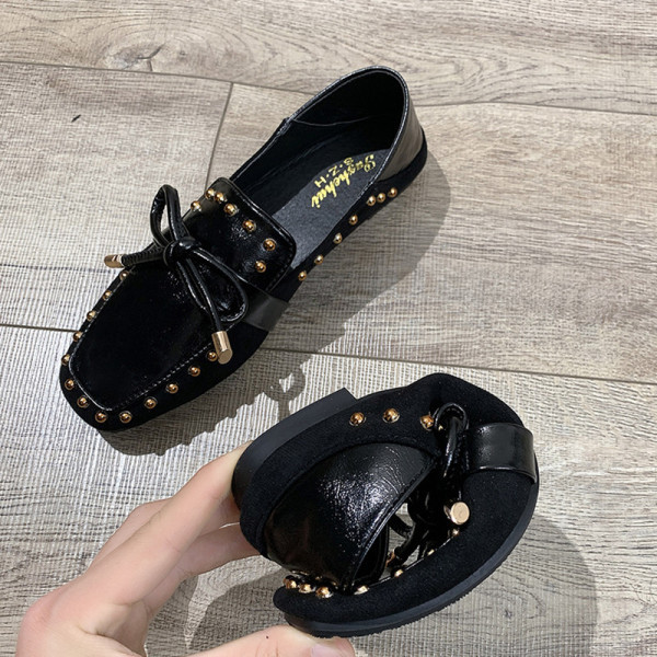 Öko-seemisnahast vabaaja mokassiinid metallist neetide ja paelaga