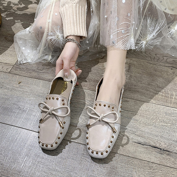 Öko-seemisnahast vabaaja mokassiinid metallist neetide ja paelaga