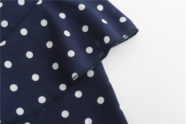 Lezser női pöttyös ruha hegyes nyakkivágással és hosszú ujjakkal